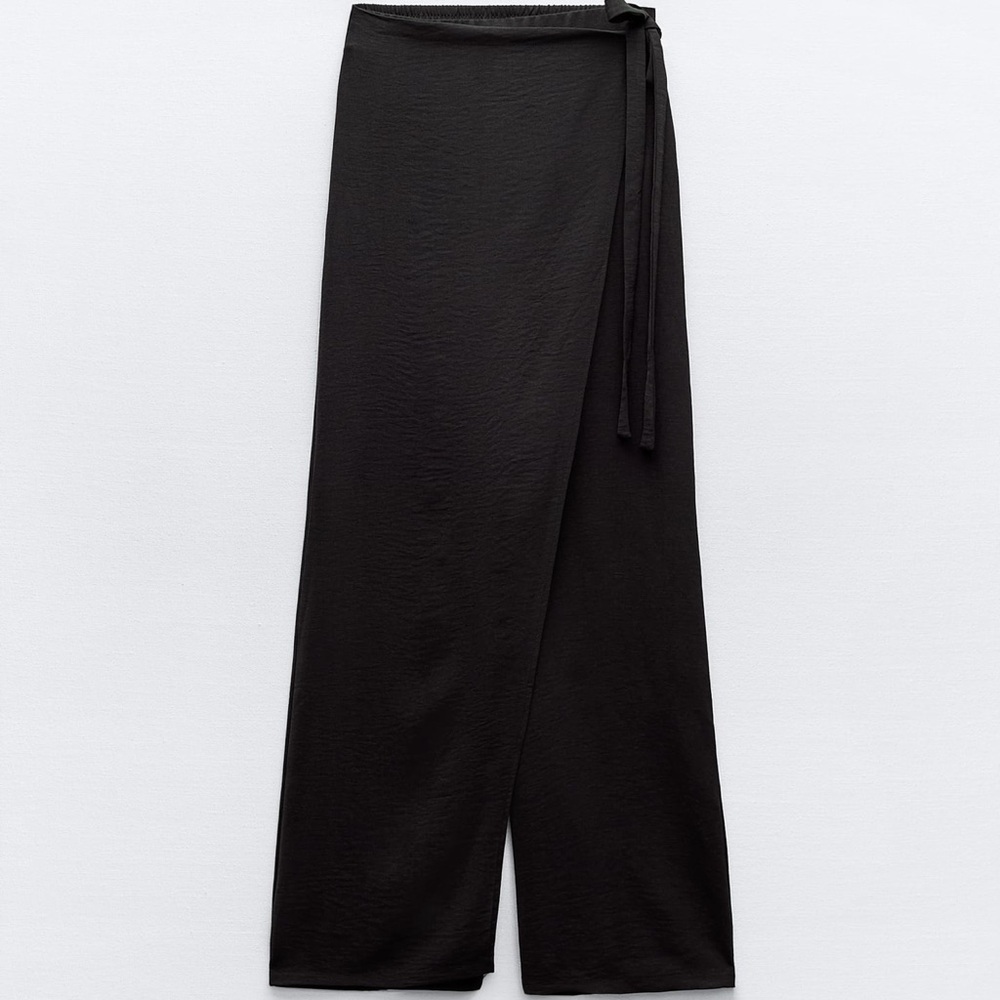 Zara flowy paero pants and black top.